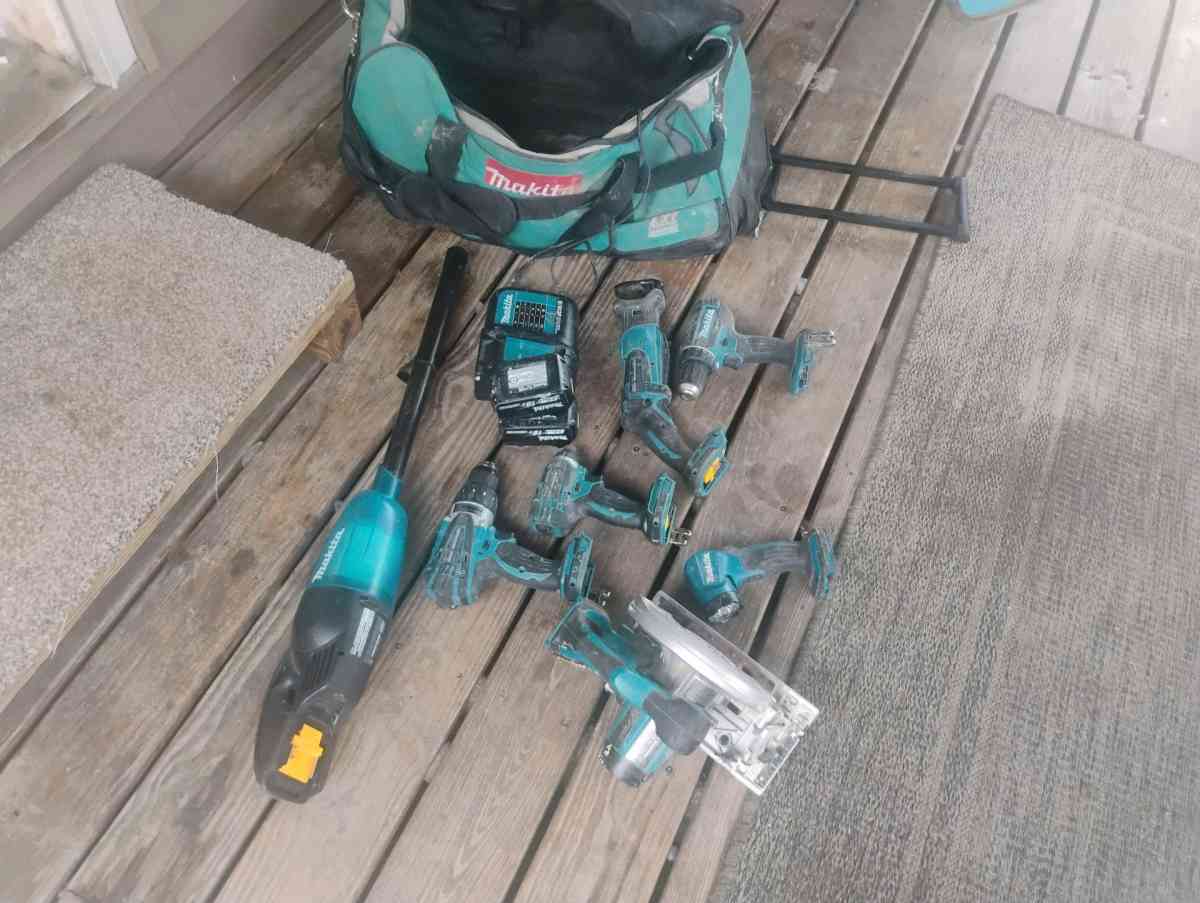 mickitta tools set with bag on wheels