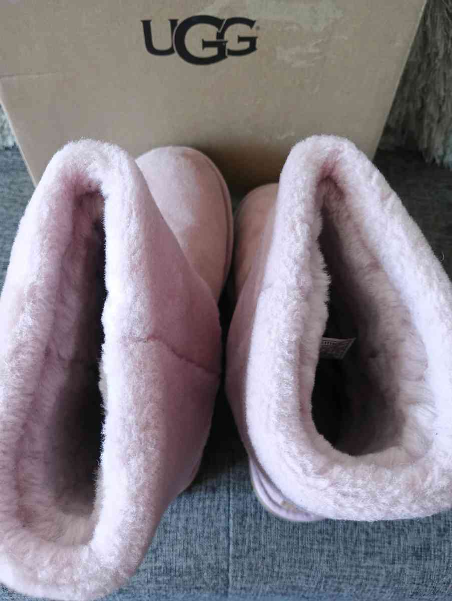 UGG Classic Short II Sherpa Cuff Suede Boot size 8 for women