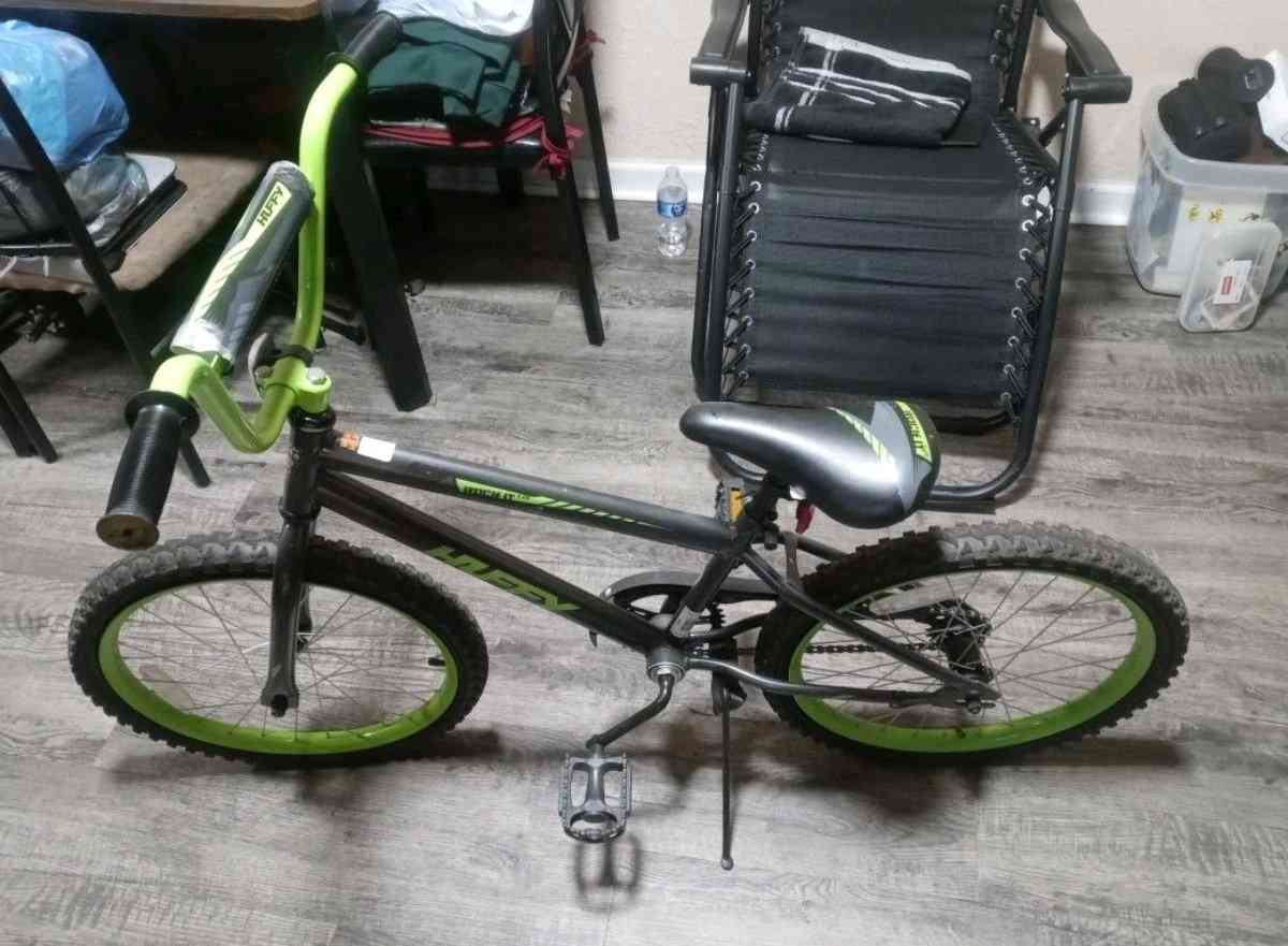 HUFFY ROCK IT V20 BOYS BIKE LIME GREEN  BLACK BIKE LOT 2
