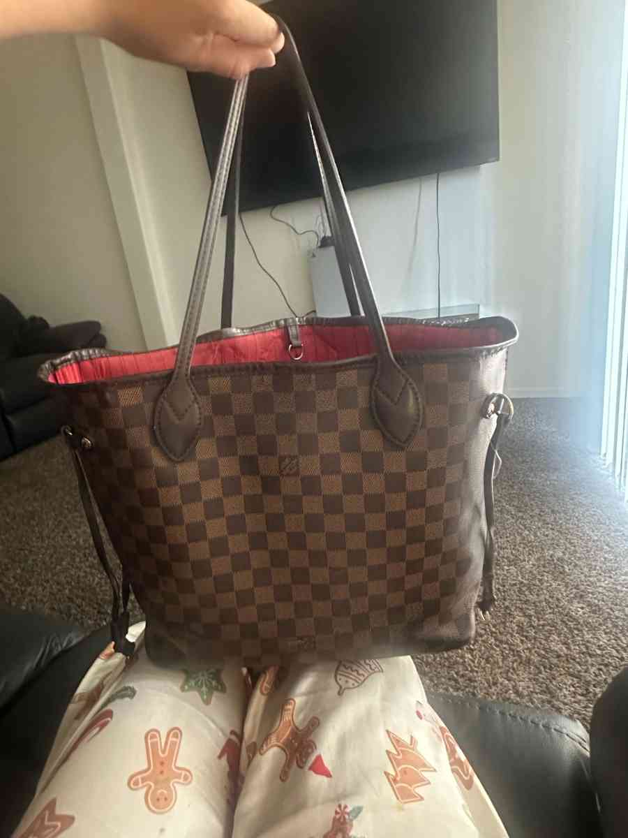 Authentic Louis Vuitton q MM in Damier Ebene