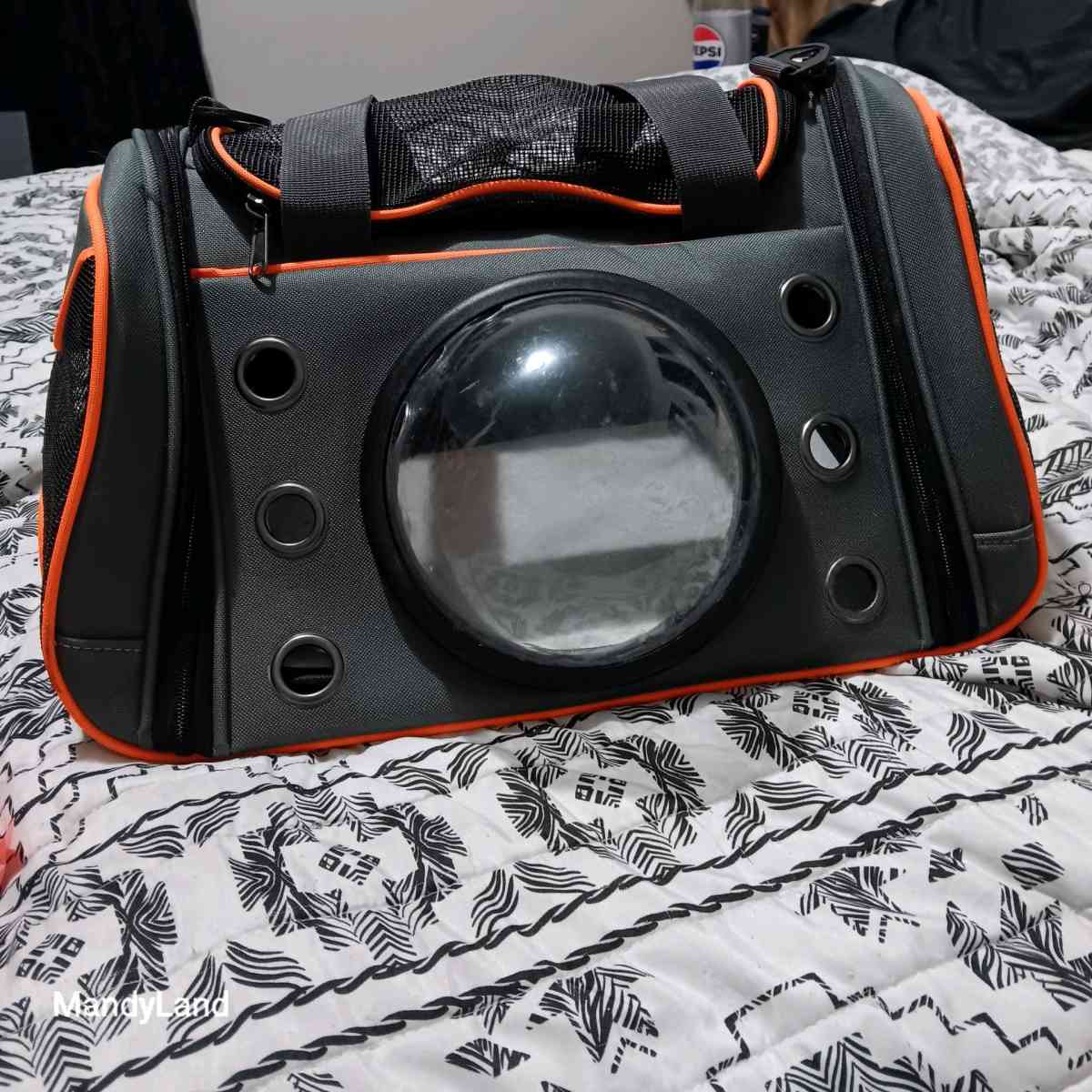 pet carrier with bubble and ventilation