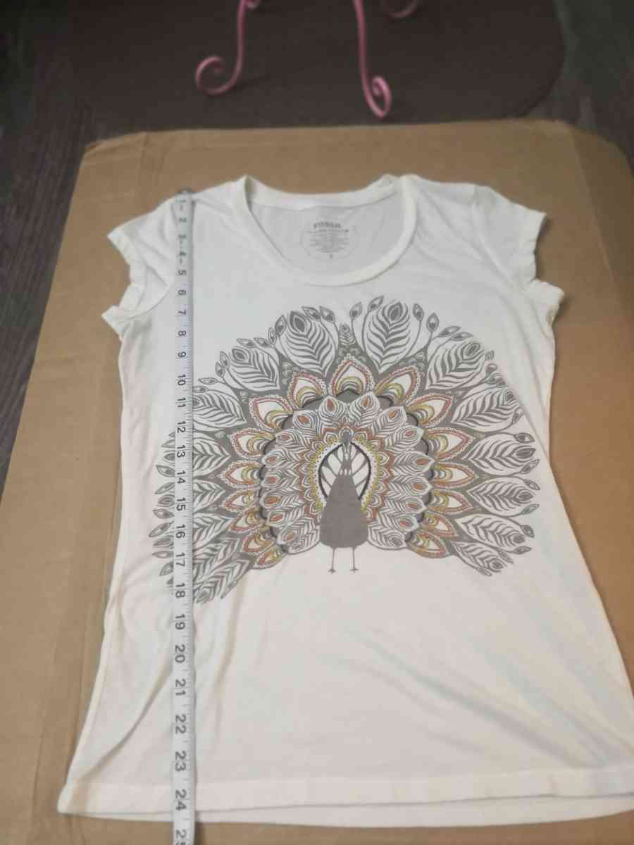 Fossil Embroidered Peacock Vintage Style Tee Size S