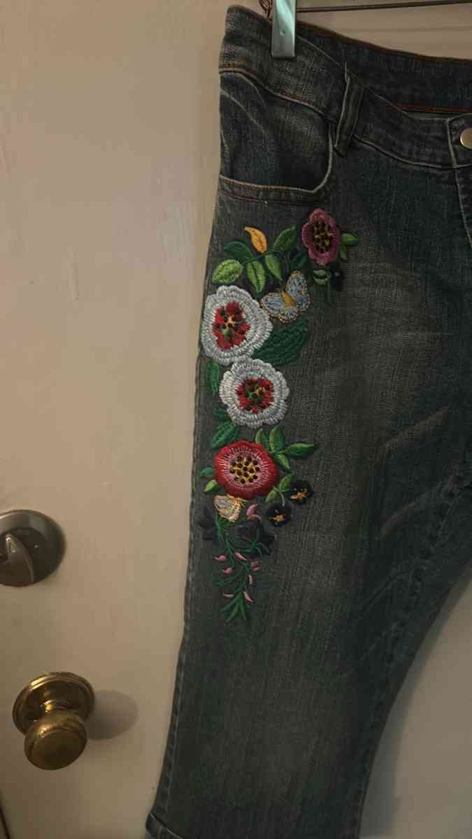 Boston Proper Embroidered Capri Shorts Size 16