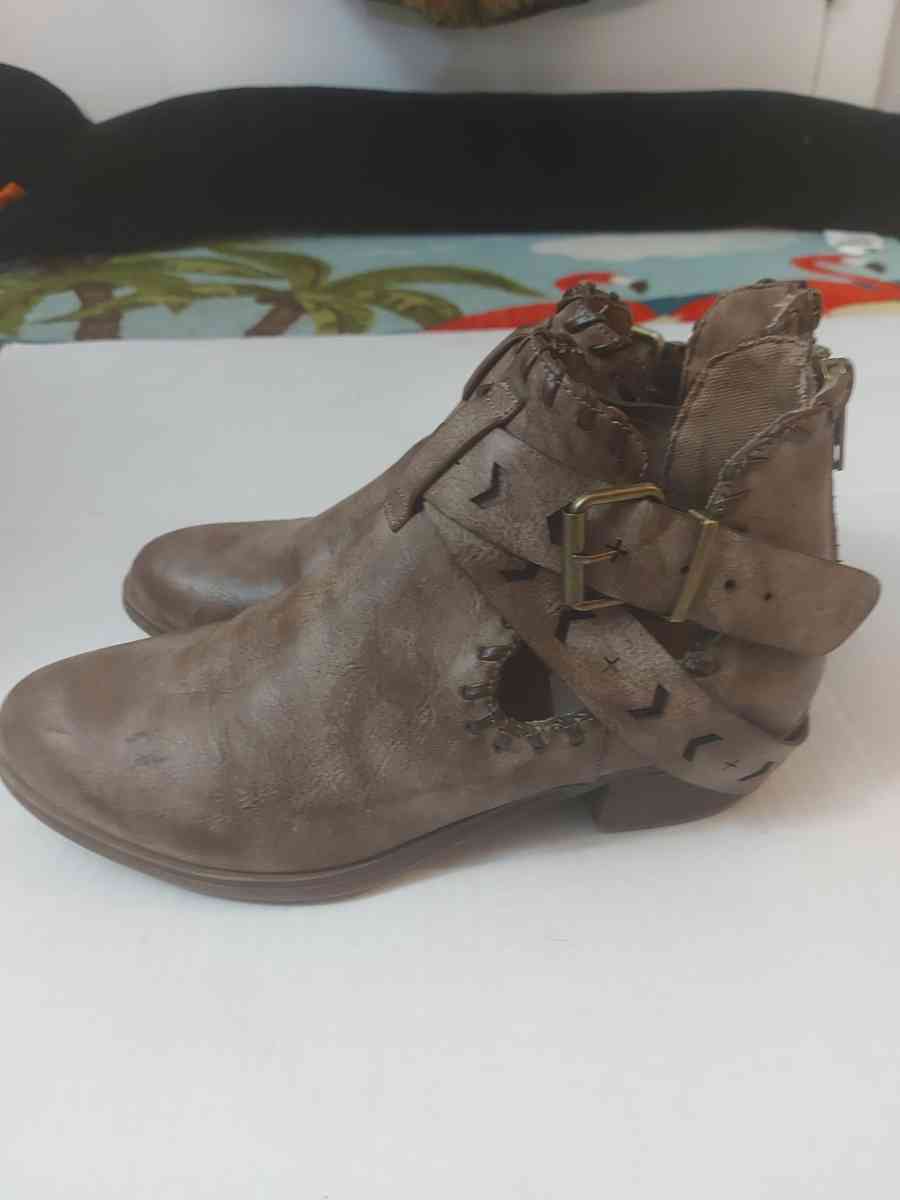 Rampage Criss Cross Strap Ankle Zip  Booties Size 7