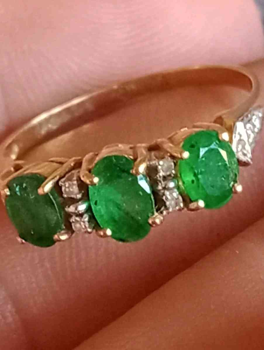 14K Yellow Gold Emerald stone engagement ring size 7