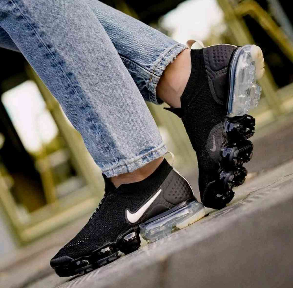 NIKE AIR VAPORMAX size 7 for women