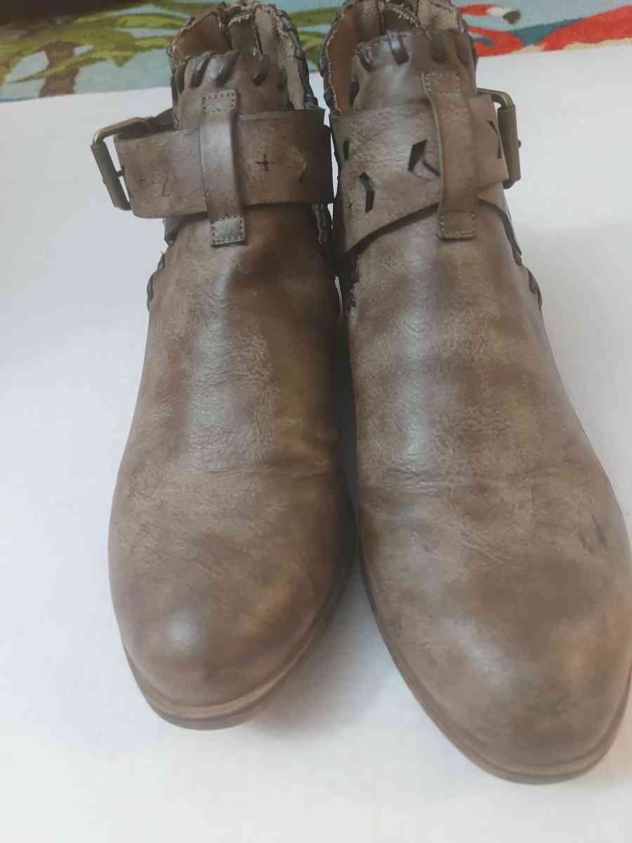 Rampage Criss Cross Strap Ankle Zip  Booties Size 7