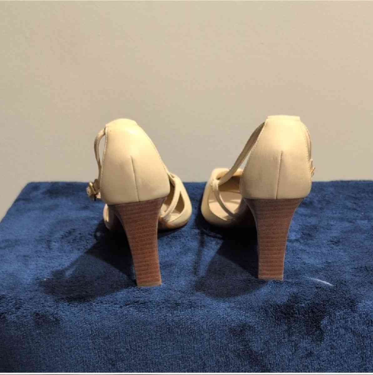 Elegant Cream Womens Heels size 10 medium