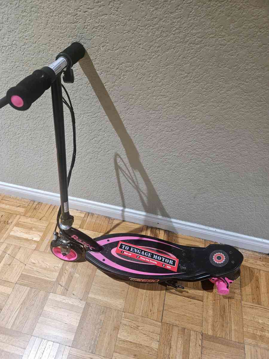 Girls Razor electric scooter