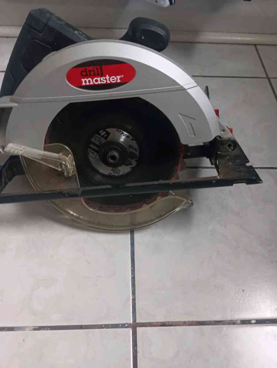 DRILL MASTER 10 Amp 714 in Circular Saw