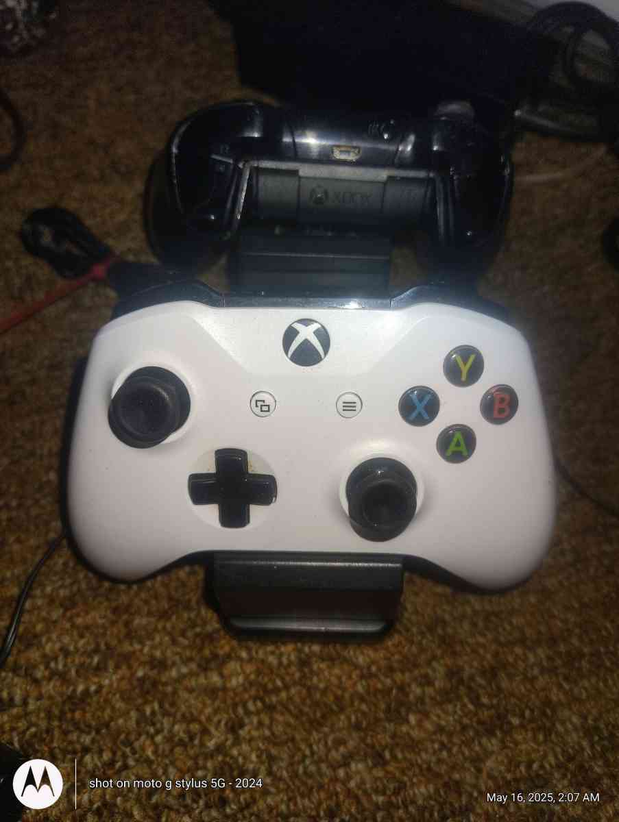 2 Xbox controllers