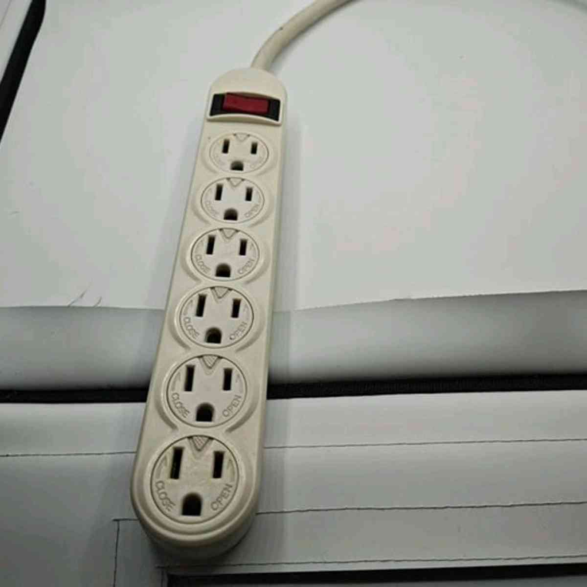 Belkin 6Outlet Power Strip with fivefoot cord White
