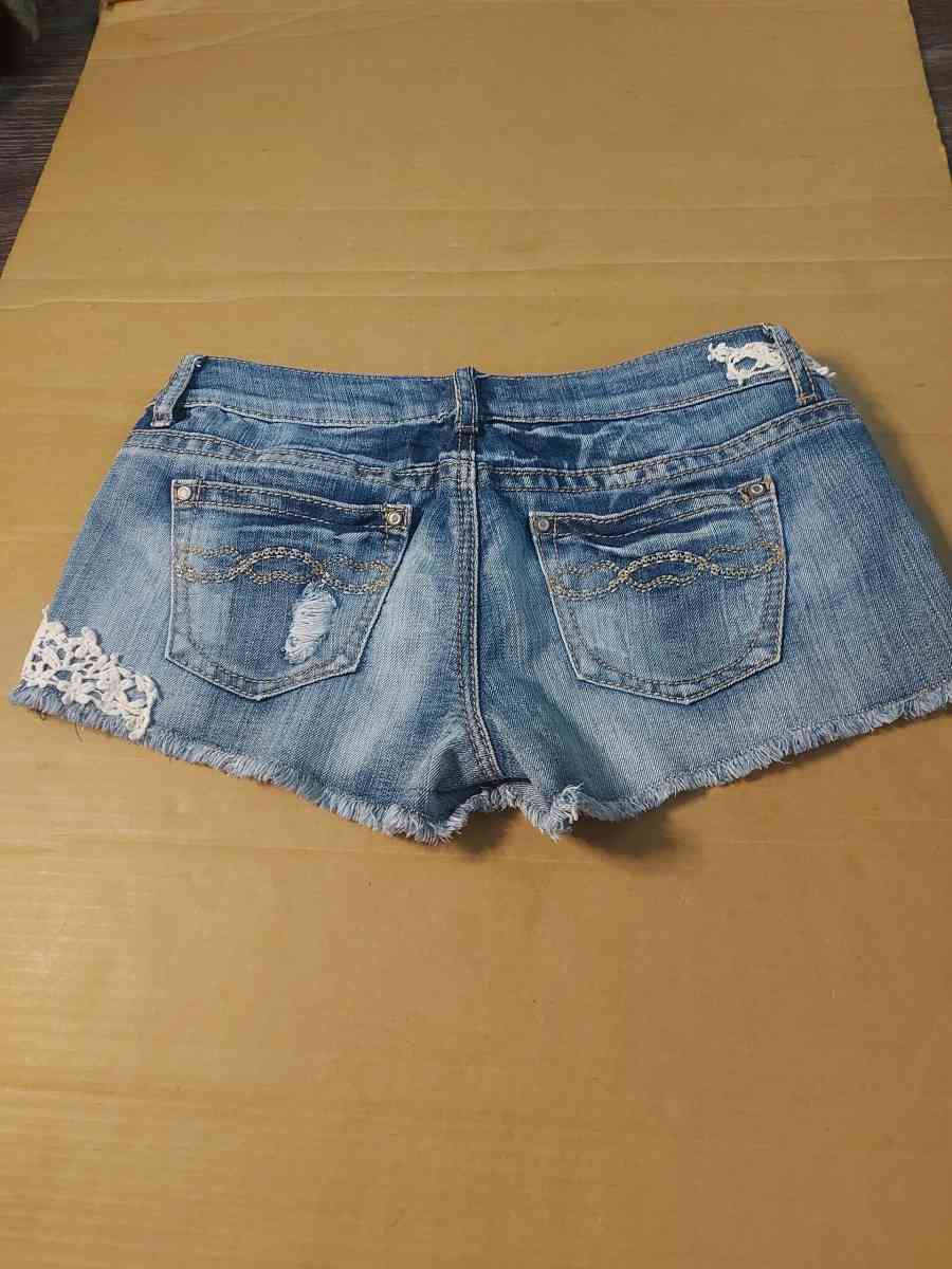 Hot Kiss Cici Embroidered Heart Short Size 7