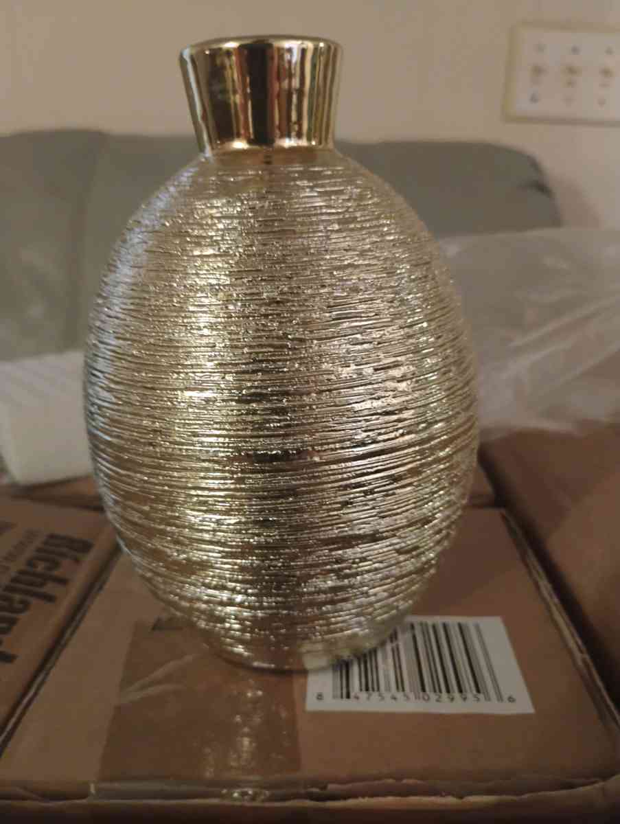 gold vases