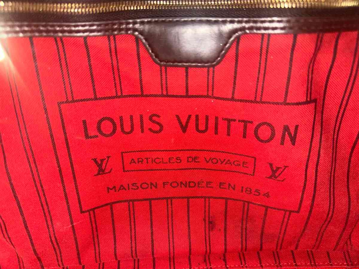 Authentic Louis Vuitton q MM in Damier Ebene