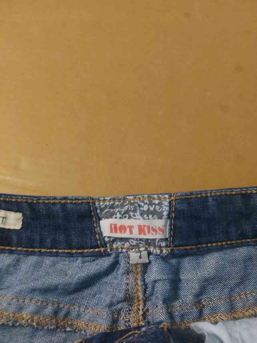 Hot Kiss Cici Embroidered Heart Short Size 7