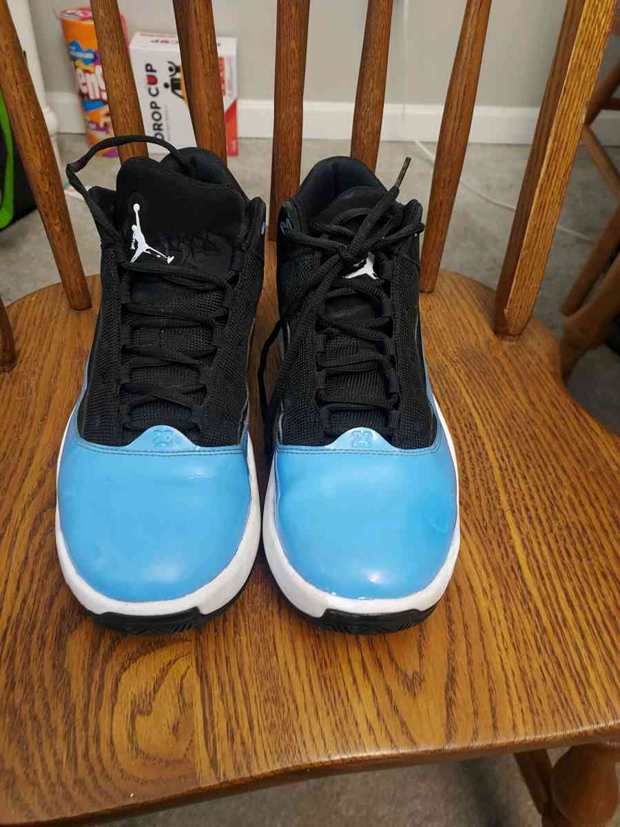 mens size 9 Jordan aura 2