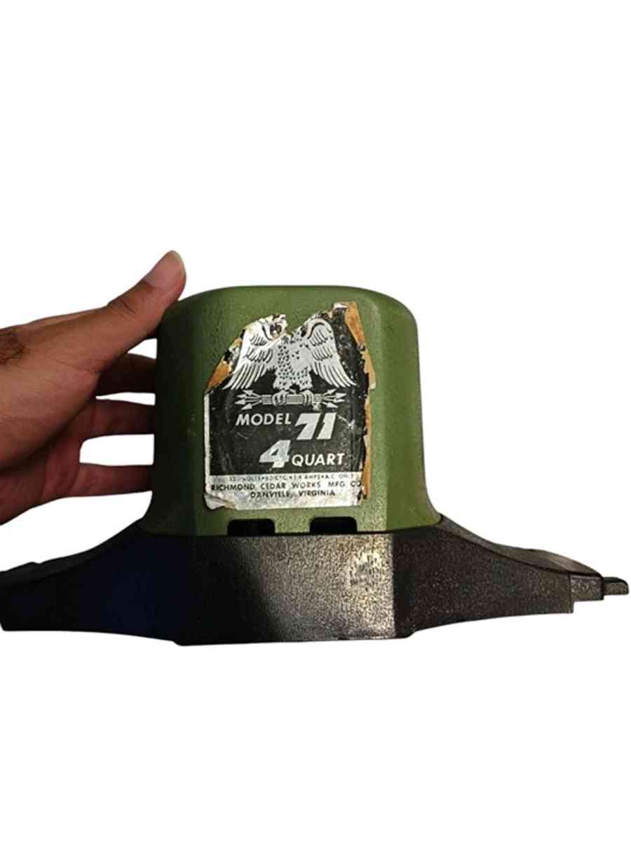 Sterling 5 Quart Ice Cream Freezer With Motor  Accessories R