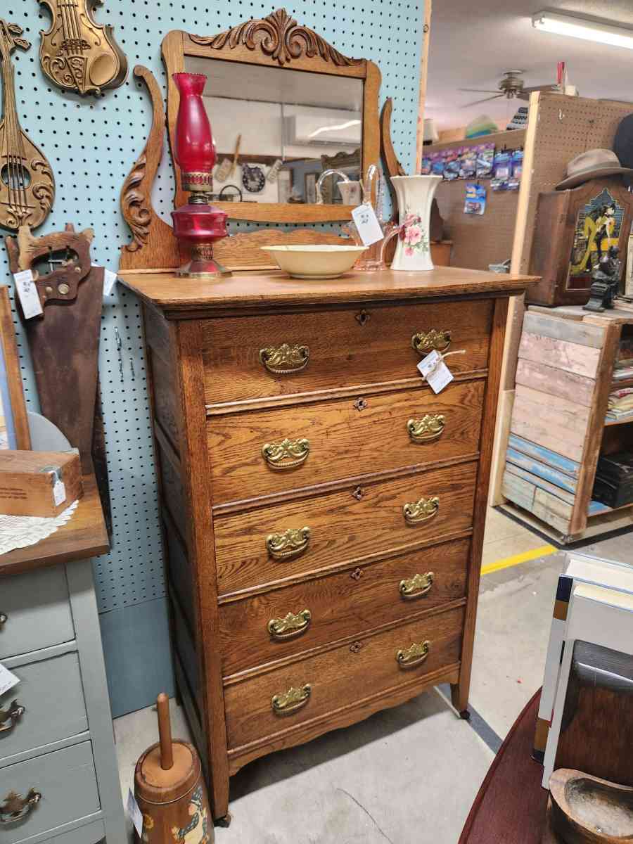 Beautiful antique oak chest 5 drawer dresser