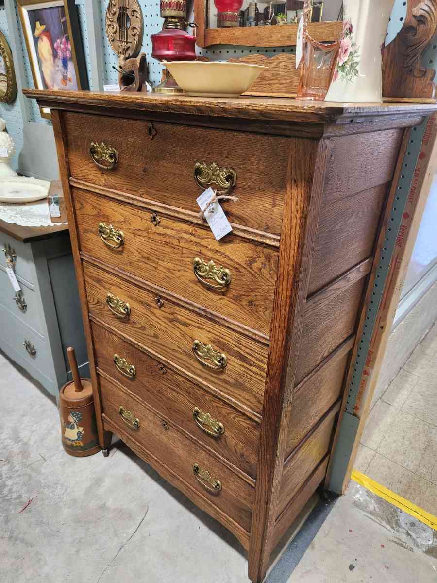 Beautiful antique oak chest 5 drawer dresser
