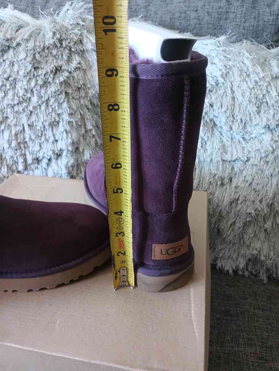 UGG Classic Short II Port Boots  Womens size 8  Purple Color