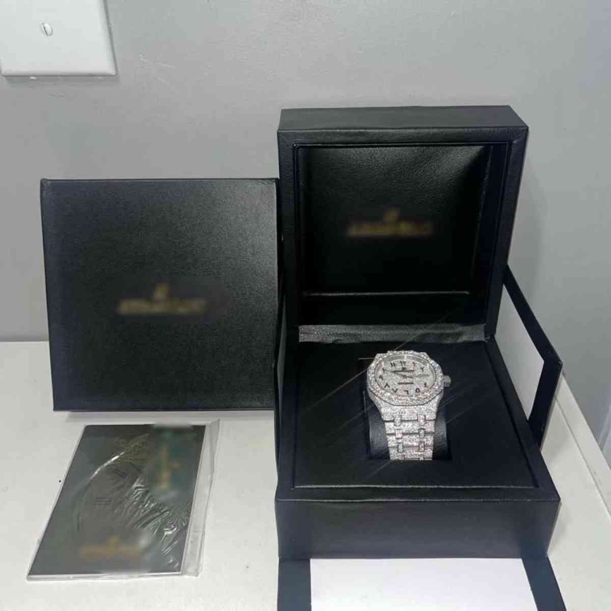 men vvs mossinite ap watch great condition