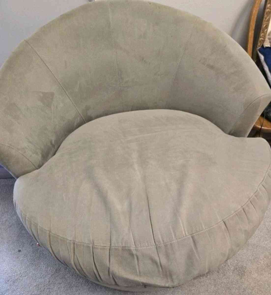 round swivle living room chair