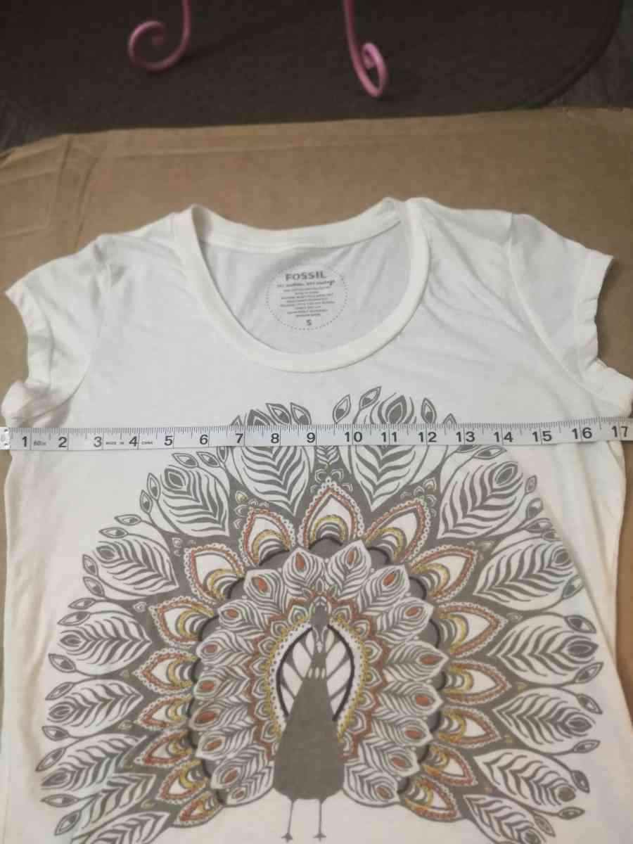 Fossil Embroidered Peacock Vintage Style Tee Size S