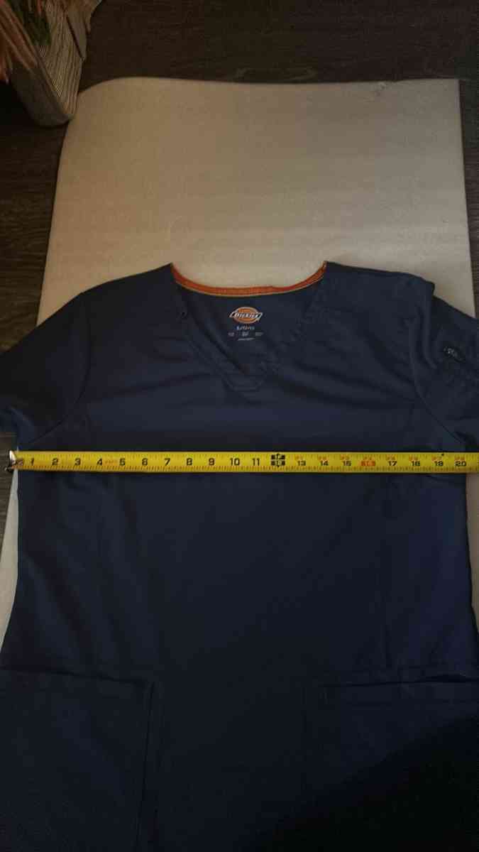 Dickies VNeck Navy Scrub Top Size L DK730