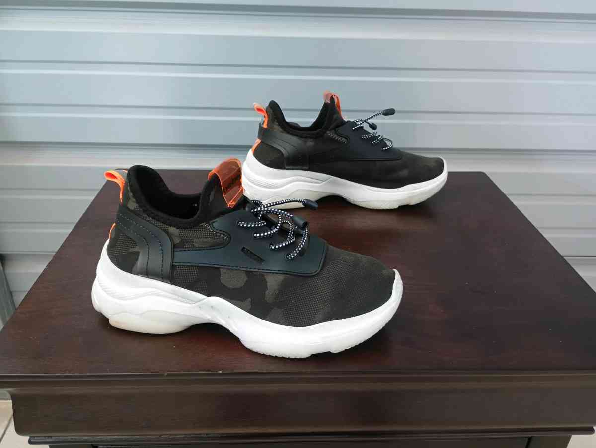 Bebe Sport Keyra Camo lace up Sneaker Size 8