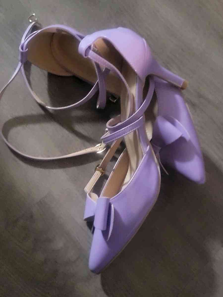 Lavender pointed to shoe