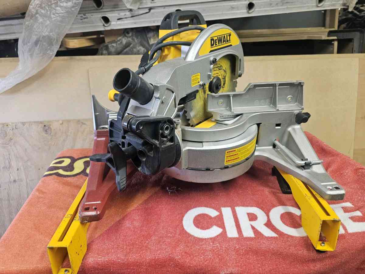 DeWalt 15 amps 12 in Corded DualBevel Compound Miter Saw