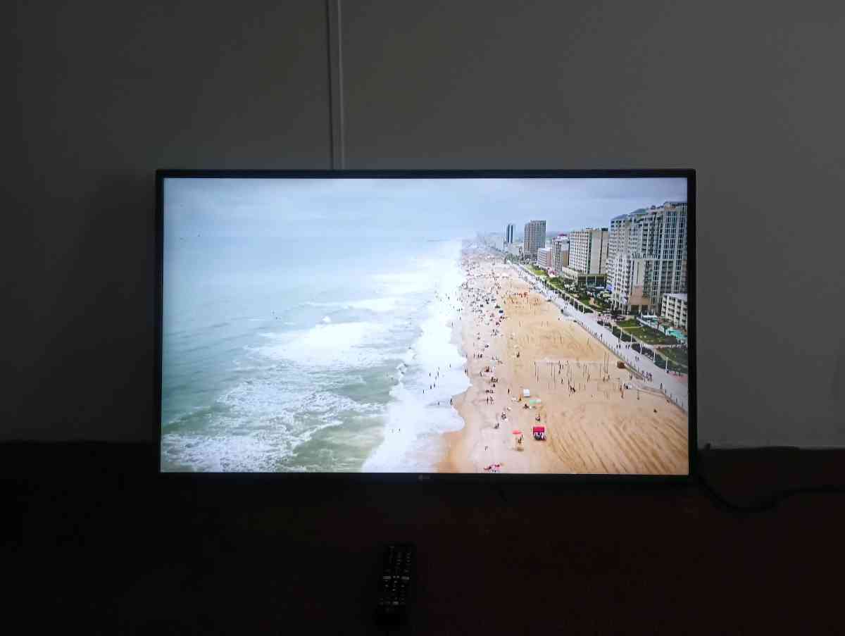 LG  43 Smart Tv  Model 43LM5700PUA