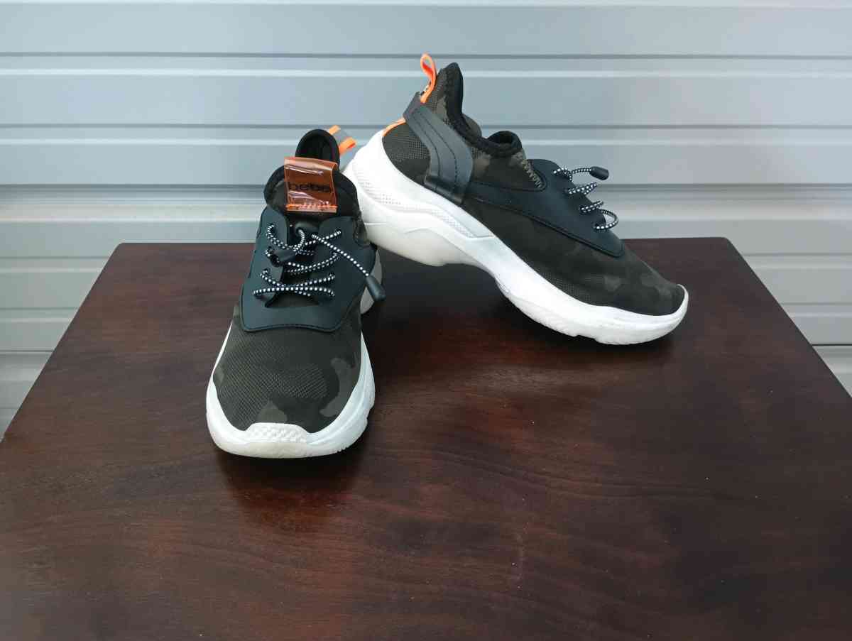 Bebe Sport Keyra Camo lace up Sneaker Size 8