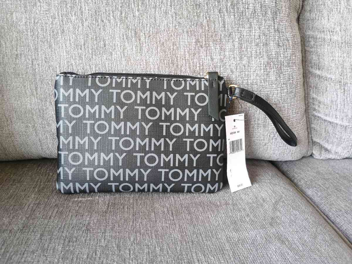 Tommy Hilfiger wristlet Wallet