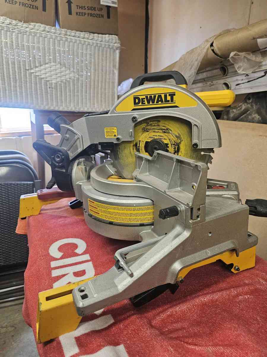DeWalt 15 amps 12 in Corded DualBevel Compound Miter Saw