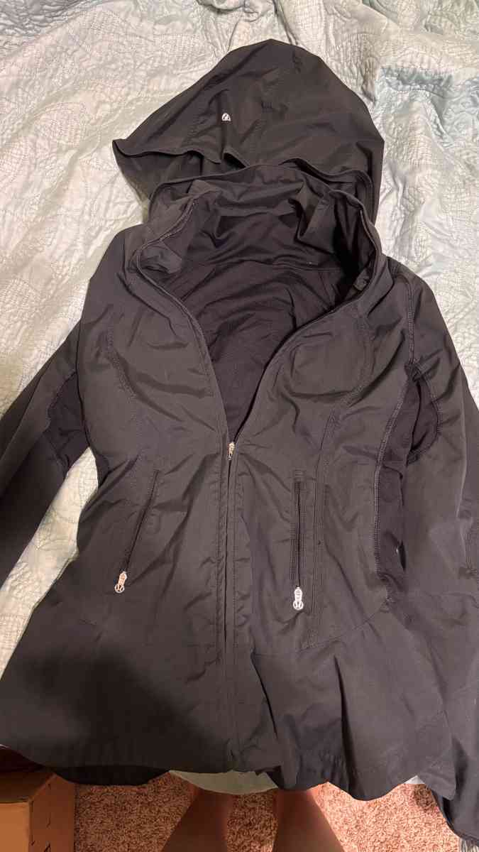 lululemon jacket size 4