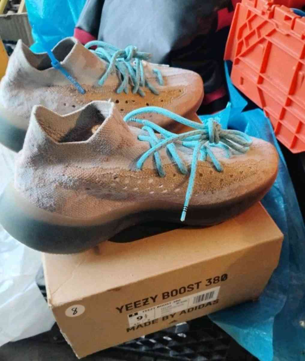 Adidas Yeezy boost 380 men size 9 half