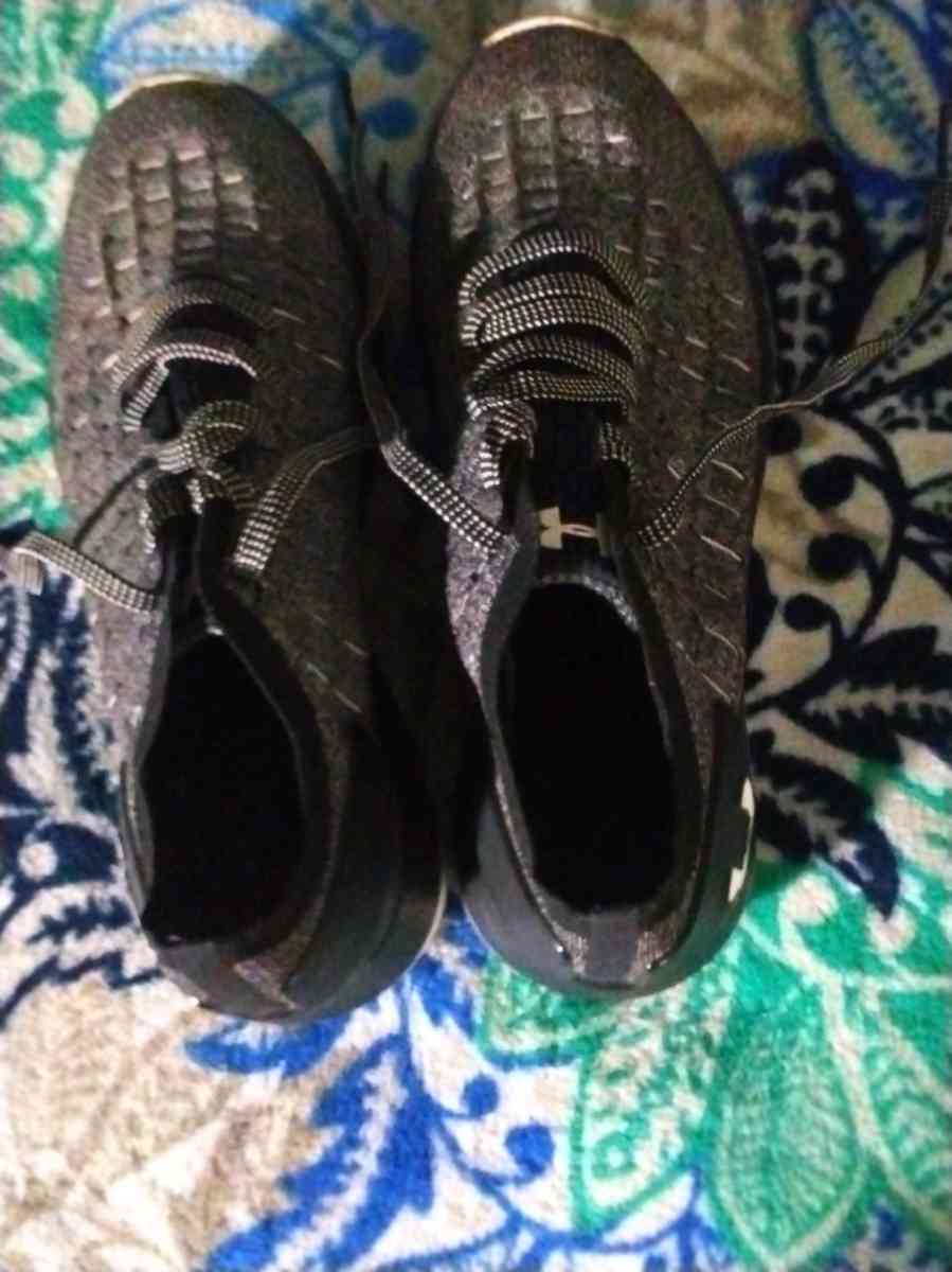 Under Armour size 9 womans sneakers great shape