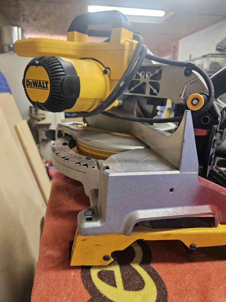 DeWalt 15 amps 12 in Corded DualBevel Compound Miter Saw