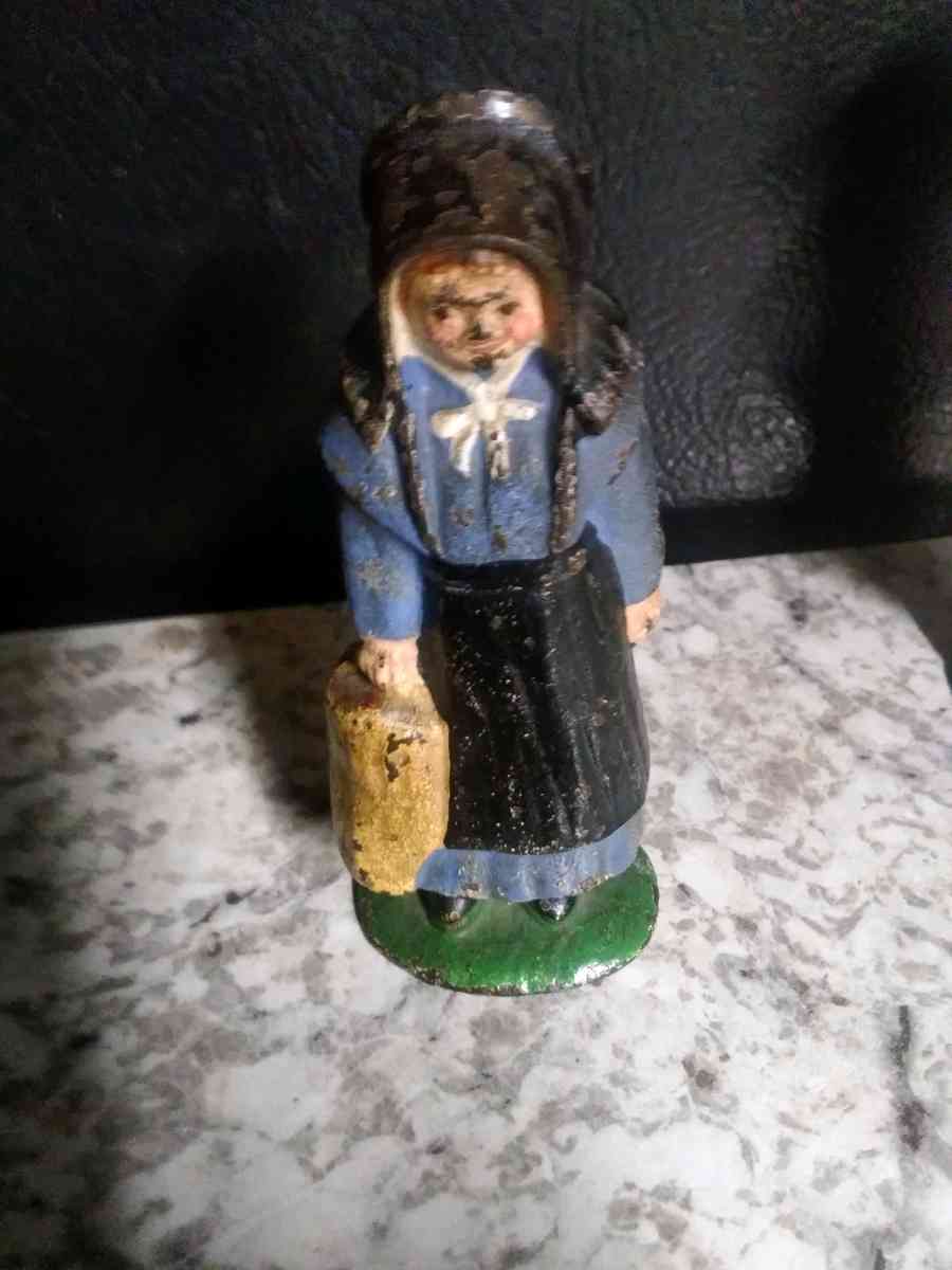 2 cast iron Amish people