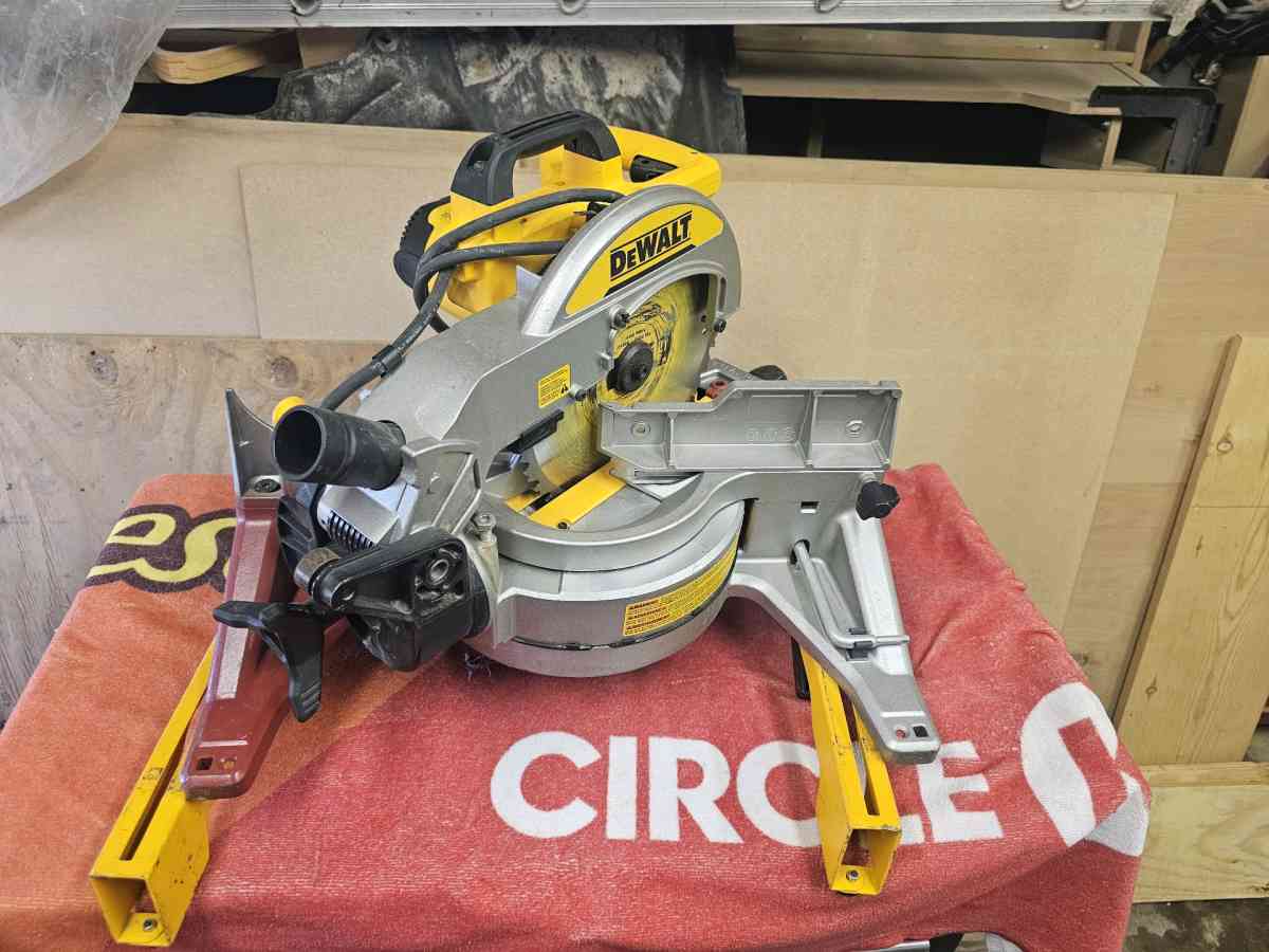 DeWalt 15 amps 12 in Corded DualBevel Compound Miter Saw