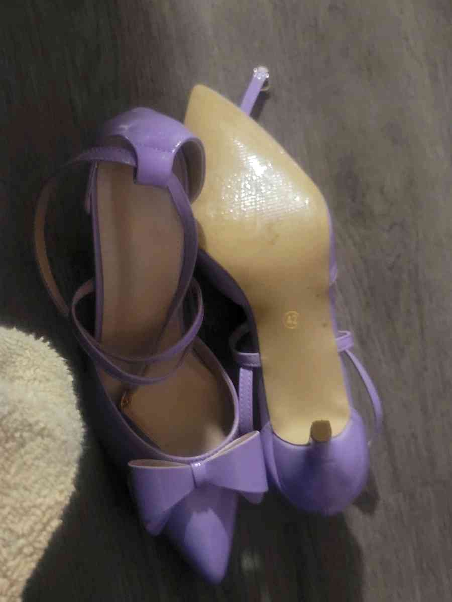 Lavender pointed to shoe