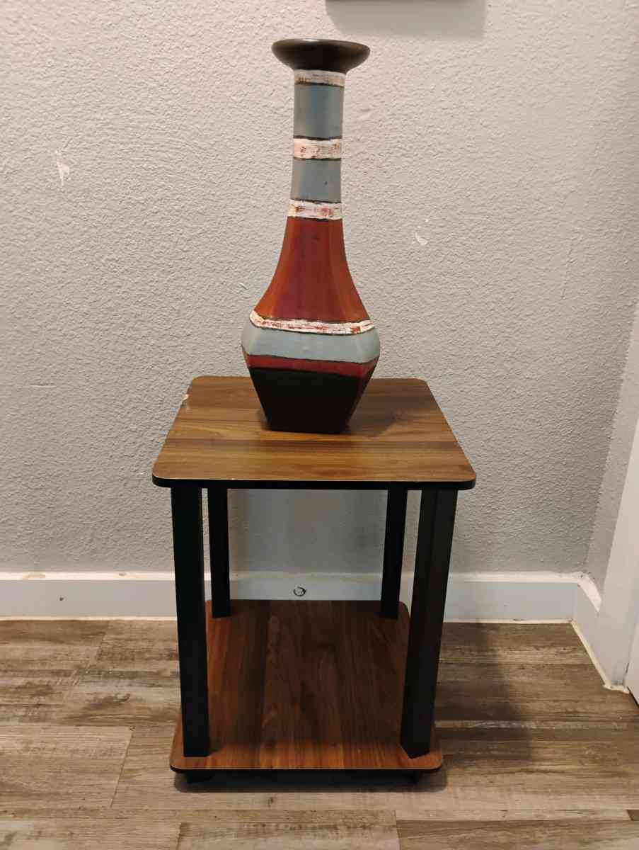 mesita con jarron decorativo