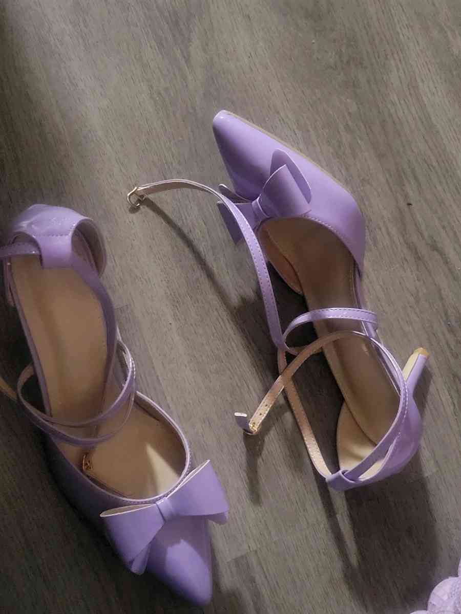 Lavender pointed to shoe