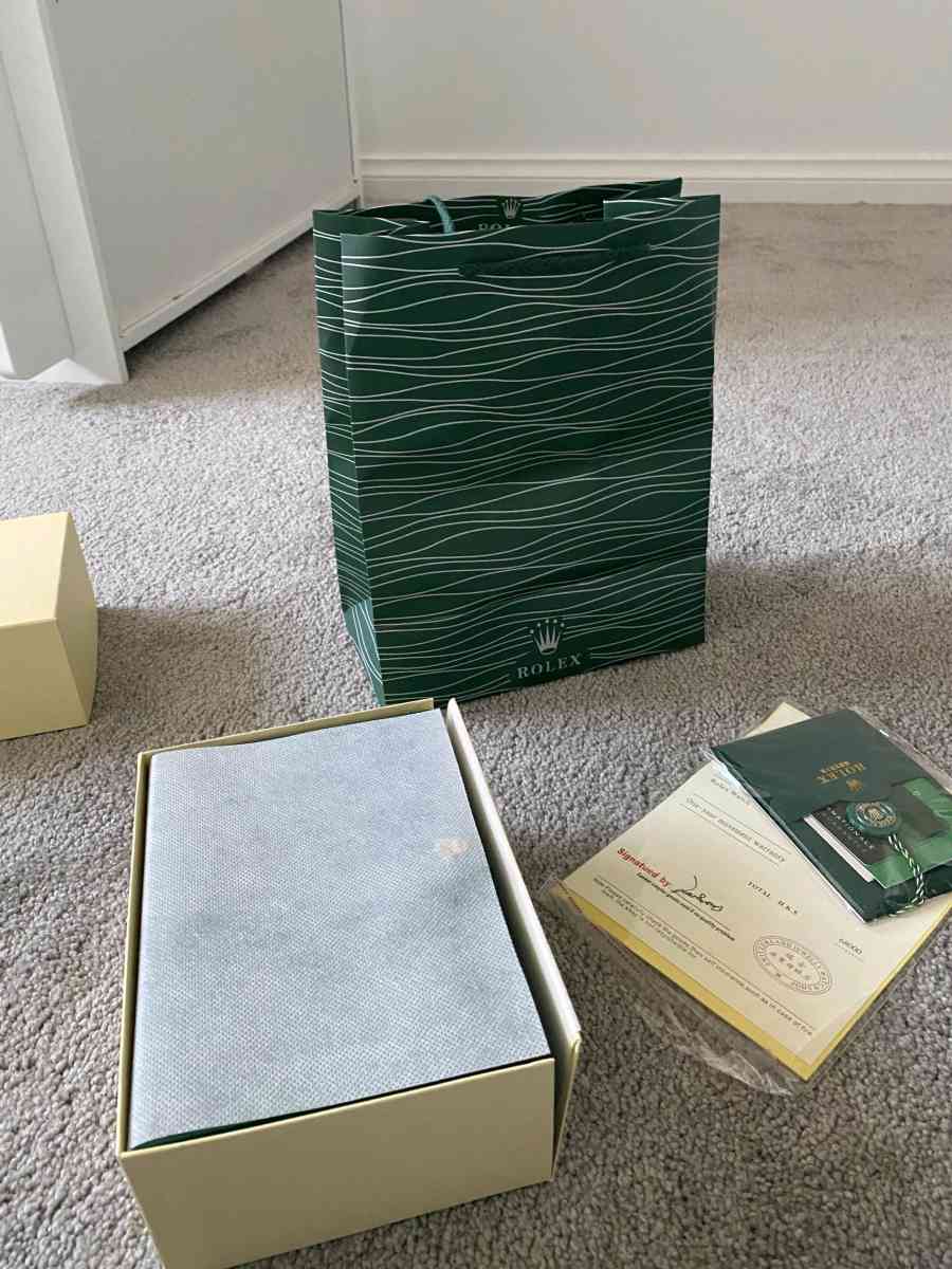 Rolex Submariner Hulk 116610LV  Discontinued Model  Full Set