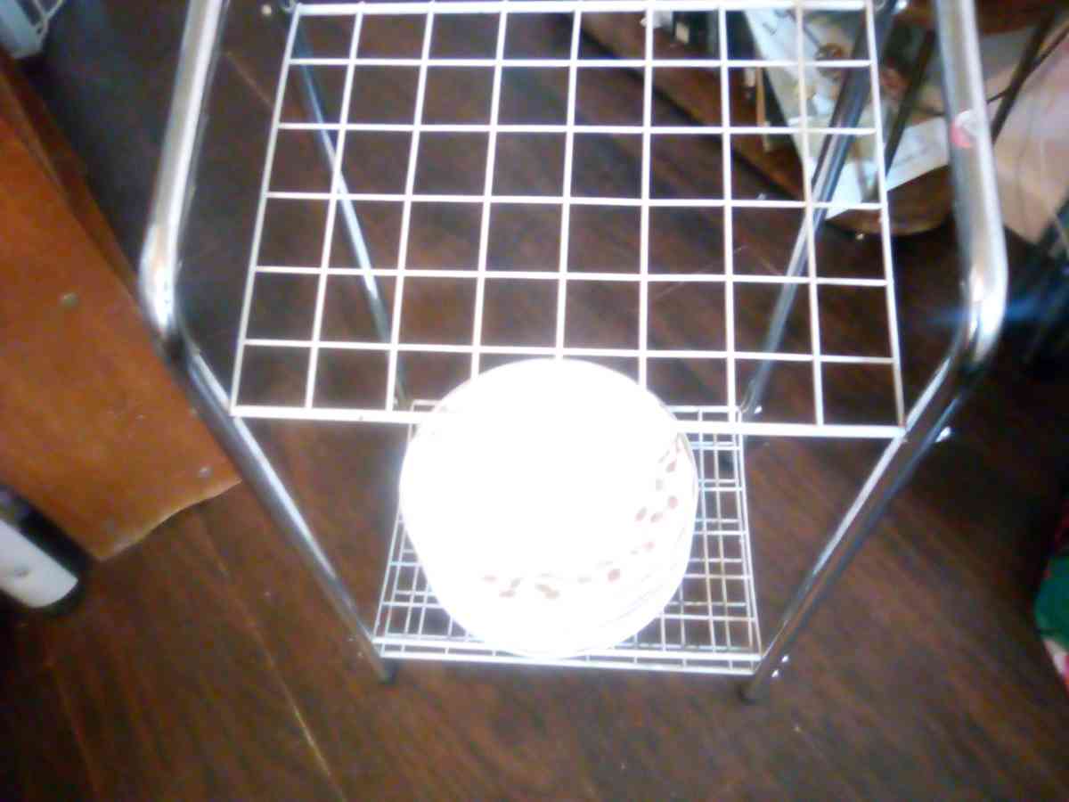 stand to put towels on comes with  kitchen plates