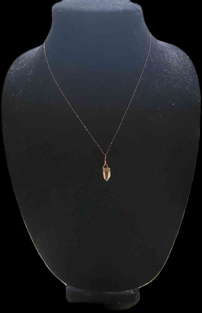 Elegant Gold Pendant Necklace