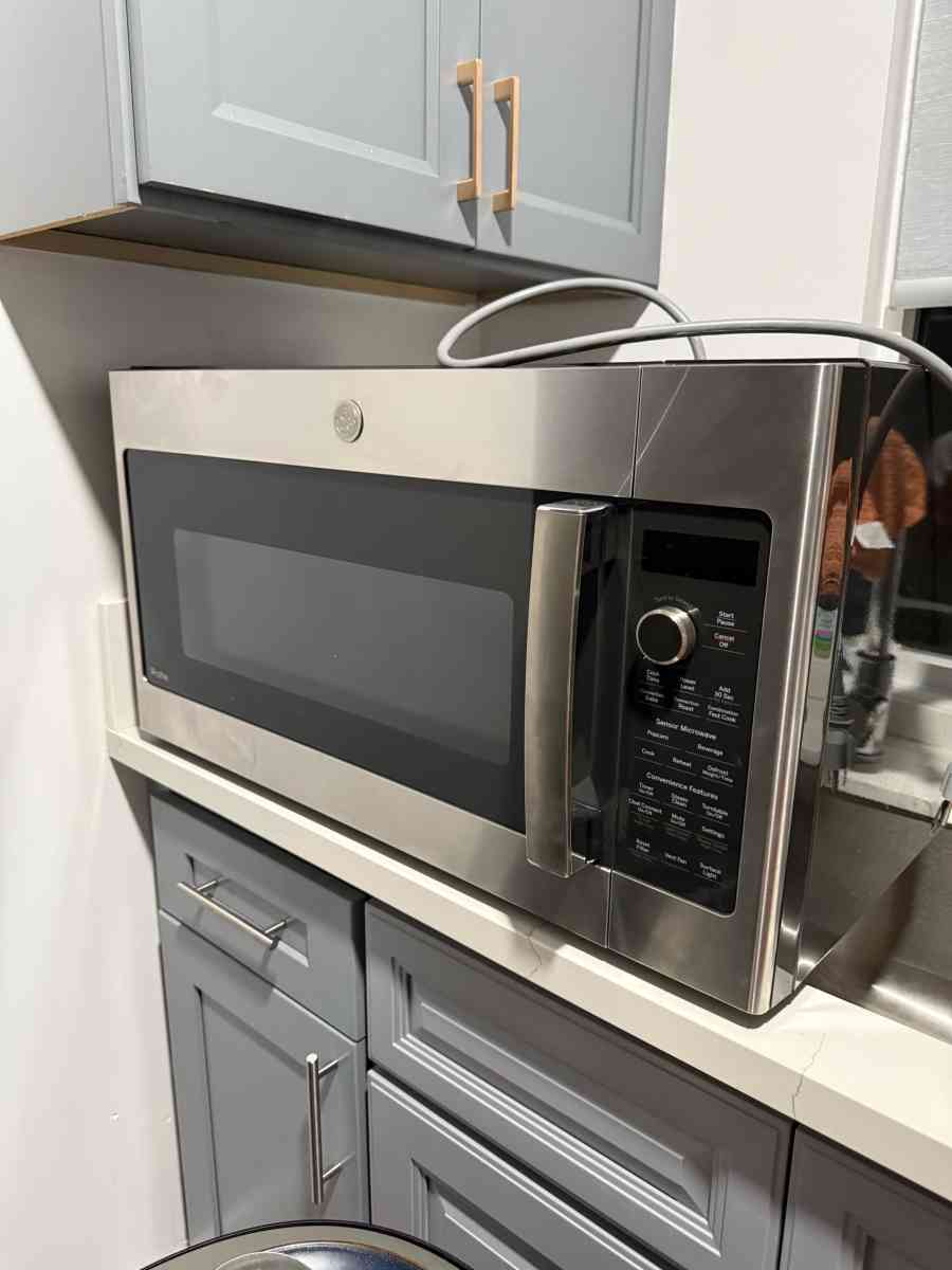 Brand new microwave oven