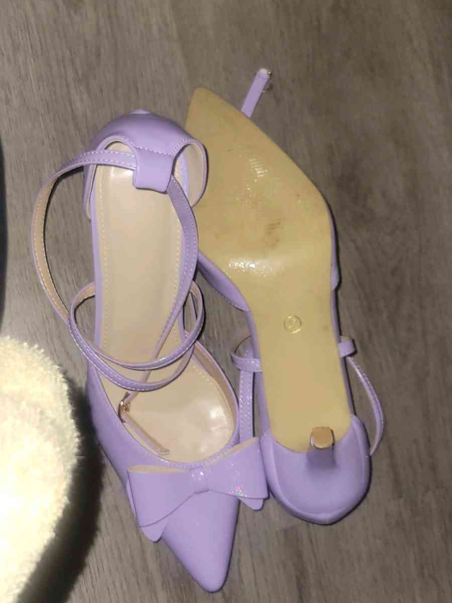 Lavender pointed to shoe